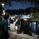 Feu d'artifice Montpellier ce soir : couple et enfant repèrent le tir depuis le Lez