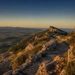 Rando pic saint loup : sentier caillouteux vers la crête