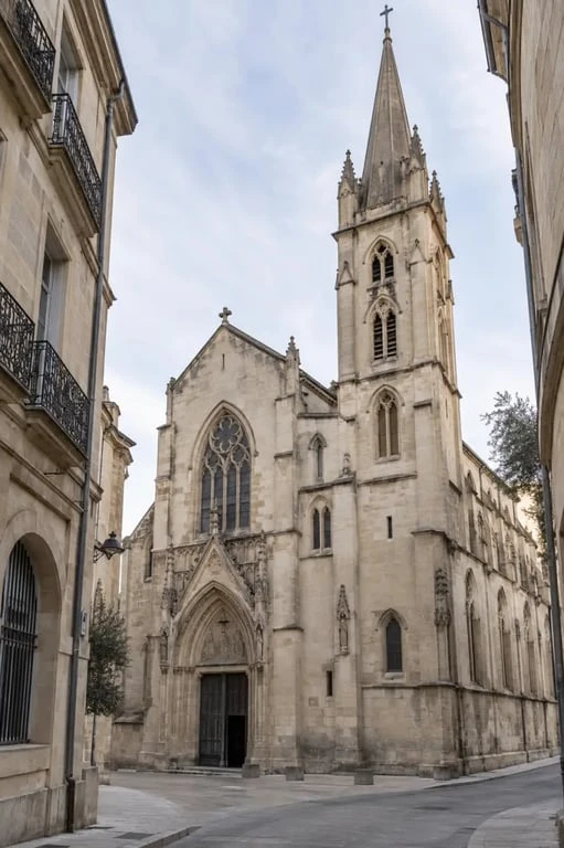 Église Sainte-Anne de Montpellier, façade néogothique et clocher dans l’Écusson