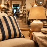 Montpellier magasin deco : coussin, lin et lampe dans une boutique design