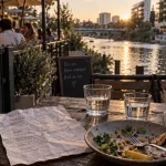 restaurant au bord du lez montpellier sur les berges du Lez, table et menu au coucher du soleil