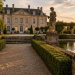 Visiter les folies de Montpellier : allée de buis vers un château XVIIIe